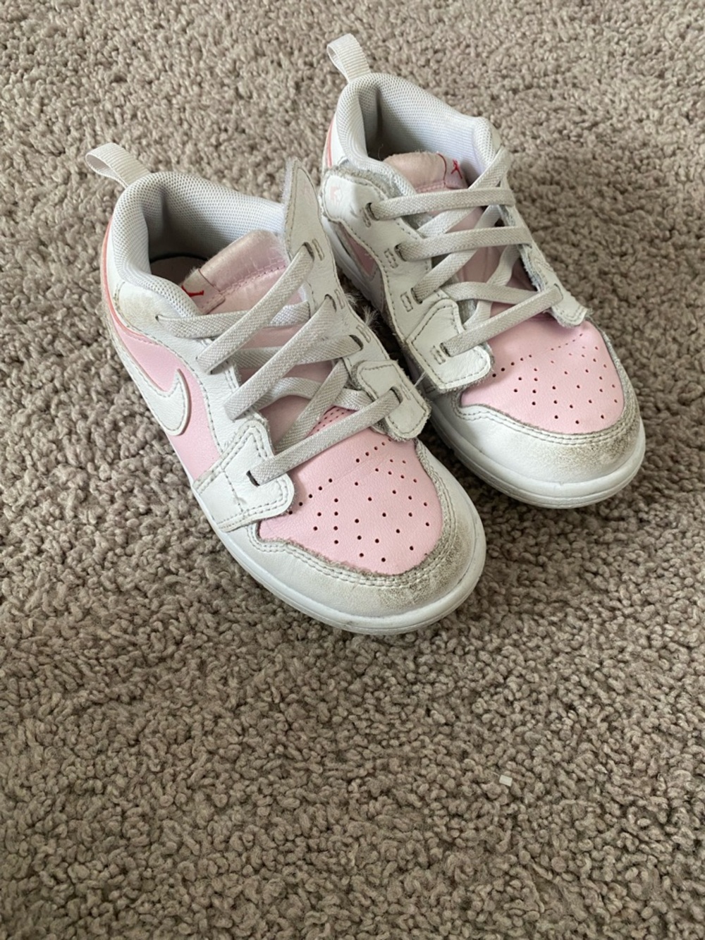 Nike Kids Low-Top Sneakers in Pink and White